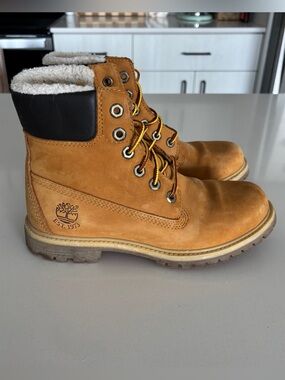 Timberland 6in Prem Fleece Boots in color Wheat, Size 7
